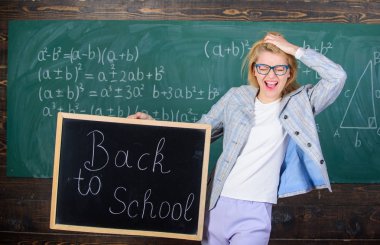 Okula geri dönüş özel teklifi. İndirimli indirimli okul sezonu. Kadın öğretmen tahtayı tahtaya karatahta üzerine yazı yazdırmış. Sansasyonel eğitim teklifi için başvurun