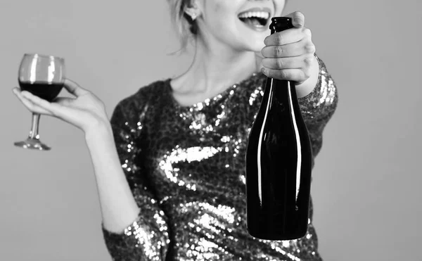 Lady segurando cabernet ou merlot com rosto sorridente. Garrafa de vinho tinto em foco seletivo. Conceito de vinificação — Fotografia de Stock