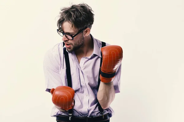 Concorrência e conceito de desporto inteligente. Homem com cerdas e rosto cansado usa luvas de boxe — Fotografia de Stock