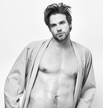 Seksi gövde ve altı paketleri ile mavi bornoz adam. Ev ya da banyo giysili kaslı vücut ile sporcu.