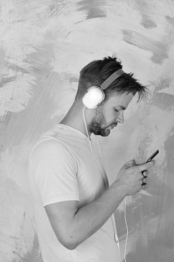 Kulaklıklı, Amerikalı yakışıklı, sakallı adam. Avrupalı adam eğleniyor..