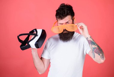 Gerçeklik ve Vr. adam arasında seçim hipster sanal gerçeklik kulaklık ve kırmızı zemin üzerine çok güneş gözlüğü sakallı. Alternatif gerçeklik. Adam ne tercih gerçek veya sanal karar