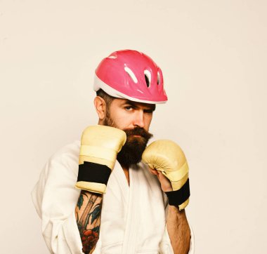 Altın boks eldivenli ciddi yüzlü karateci.