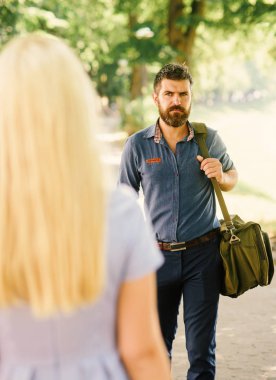 Defocused gün güneşli yaz doğa arka plan, karşılamak. Casual karşılaşma, tanıdık, ilişkilerin başlatın. Yabancıların ilk buluşma