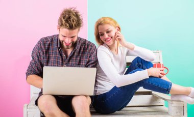 Sörf web birlikte. Çift neşeli eğlence dizüstü sörf web video izle harcamak. Çift aşık rahatlatıcı eğlenmek için internet'te sörf. Aile eğlence. Modern genç insanların boş zaman enterne dalga köpüğü