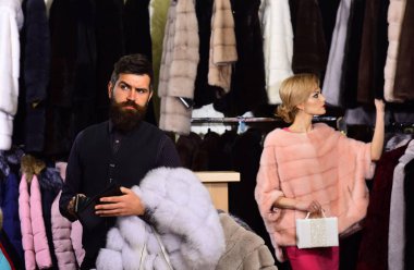 Arka planda kürk mantolu sakallı kadın ve adam.