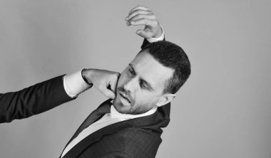 Erkek el sakallı adam yüzünde kırmızı arka plan içine atıyor. İş rekabet kavramı. Yüzü acı ile işadamı isabeti ve yumruklar alır