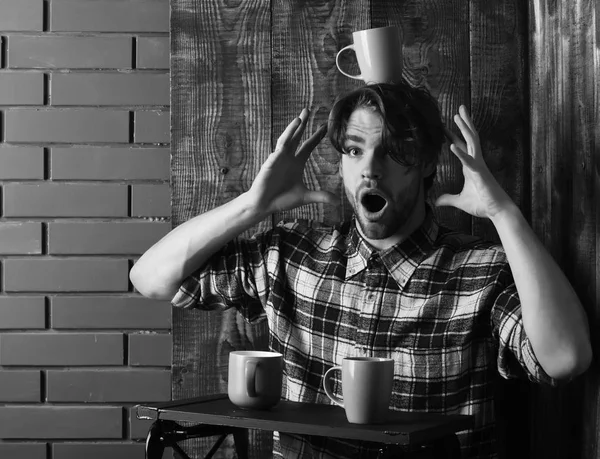 yakışıklı adam tuğla ve ahşap duvar arka plan üzerinde bardak