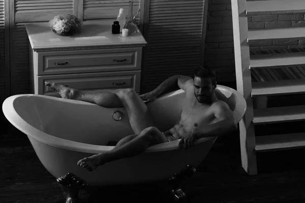 Sex und Erotik-Konzept. Macho sitzt nackt in Badewanne als Erotik- und Sex-Konzept — Stockfoto