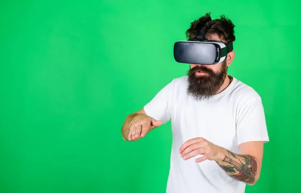 Muž s plnovousem Vr brýle, zelené pozadí. Bokovky na obsazeno tvář využívají moderní technologie pro zábavu nebo vzdělávání. Dj Guy s Vr brýle můžete přehrávat hudbu s mixážní pult. VR hudebník koncept — Stock fotografie