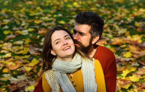 Junge Familie und Herbst. Mann und Frau mit glücklichen Gesichtern — Stockfoto