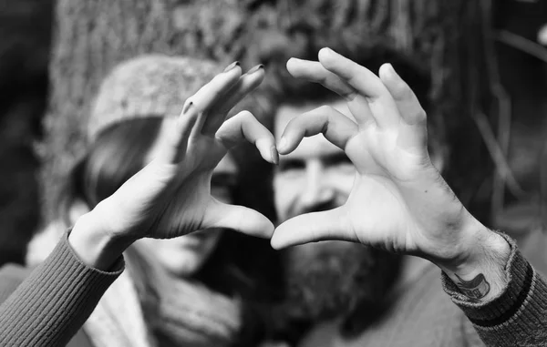 Romance e ensolarado conceito de humor queda. Casal apaixonado mostra sinal de coração com os dedos — Fotografia de Stock