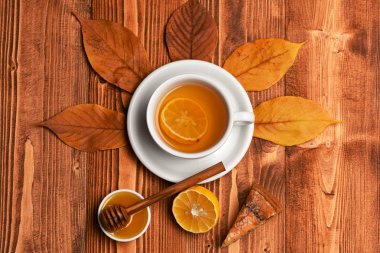 Çay bardağı ile bal, tahta kaşık ve kek