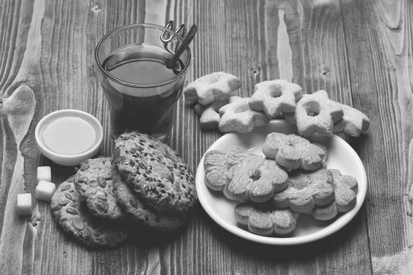 茶和饼干的木质背景。热饮料和糕点的概念。红茶杯 — 图库照片