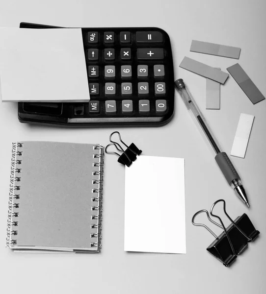 Γραφείο προμηθειών και επιχειρηματική ιδέα ιδέα. Σελιδοδείκτες κοντά γκρίζο σημειωματάριο με στυλό σε κυανό φόντο — Φωτογραφία Αρχείου