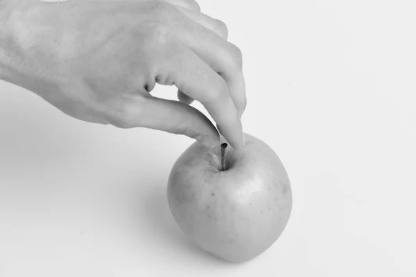 Male hand holds light green apple. Apple fruit on white background. Apple in fresh color — Stock Photo, Image