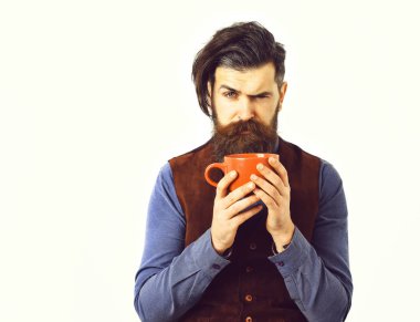 Sakallı adam elinde fincanla kahve, ciddi yüzlü çay.