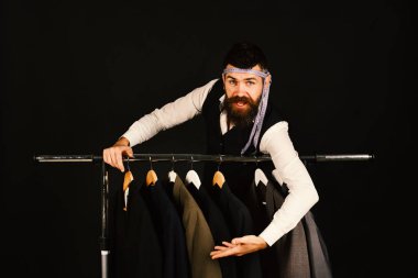 Moda kavramı. Tasarımcısı Giyim Askıları üzerinde eğilir. Yeleği sakallı