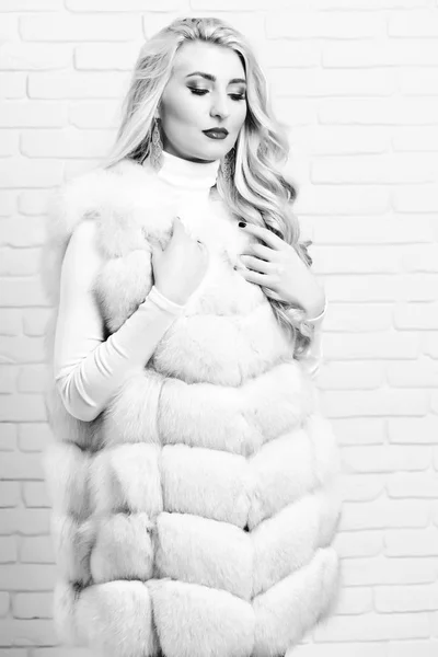 Donna sexy alla moda in pelliccia — Foto Stock