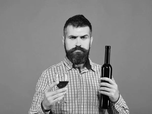Weinbau und Herbstkonzept. Mann mit Bart hält Glas Rotwein — Stockfoto