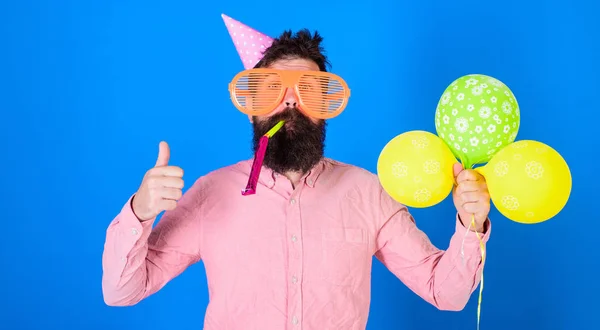 Hipster Gigantische Zonnebril Viert Verjaardag Man Met Baard Snor Blij — Stockfoto