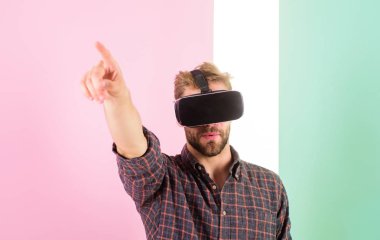 VR teknolojisi, Makine Dairesi'nde için yeni fırsatlar sunuyor. Adam tıraşsız adam sanal gerçeklik gözlükleri, pembe arka plan. Hipster modern teknoloji sanal gerçeklik kullanın. Adam kafa monte görüntü çalışma 3d alanı