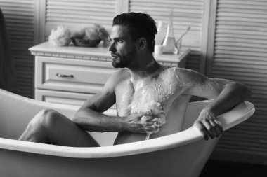 Cinsellik ve gevşeme kavramı. Adam sakal ve rüya gibi yüz alarak banyo