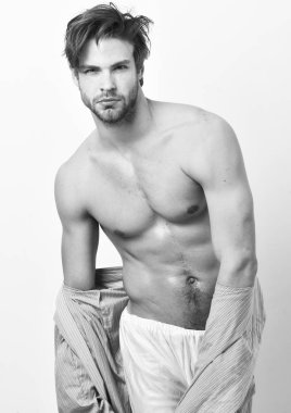 Gövde ile kas adam mavi bornoz alır. Ev ya da banyo giysili kaslı vücut ile seksi maço.