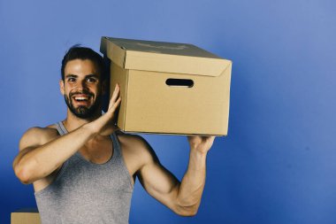 Maço sakal ve gülen surat. Karton ve mutlu yüz adam