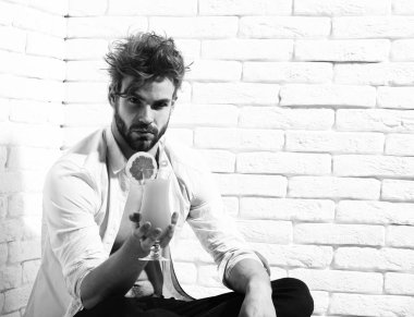 Yakışıklı, sakallı, maço, seksi adam.