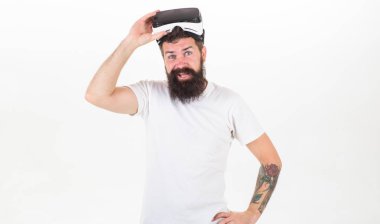 Vr kulaklık kullanarak sansasyonel duyguları. Beyaz arka planda izole sanal gerçeklik kulaklık ile hippi sakallı adam. Sanal gerçeklik kulaklık ne faydaları. Sanal gerçeklik iş gözlük nasıl
