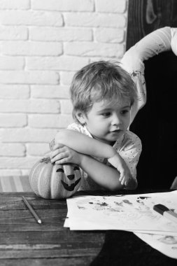 Cadılar Bayramı ve tatil kavramı. Çocuk rustik ve beyaz tuğla duvar arka plan üzerinde