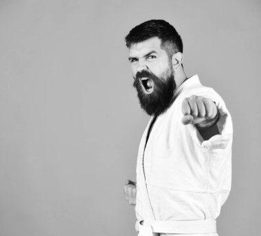 Kızgın yüz üniformalı adam karate. Jiu Jitsu ana uygulamaları saldırı veya savunma duruş