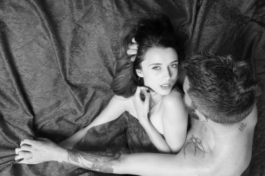 Aşk, tutku ve seks kavramı adam ve kadın yarısı kapalı organları sarılmak