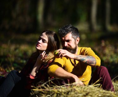 İlişki ve sonbahar zaman kavramı. Aşık çift