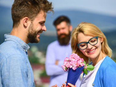 Kıskanç koca bekledikten arka plan üzerinde izlerken sırasında dating aşık çift. Açık toplantı aşık romantik ilişkiler flört. Karşılıksız aşk kavramı. Çift romantik tarih sevgilisi mevcut buket çiçekler.