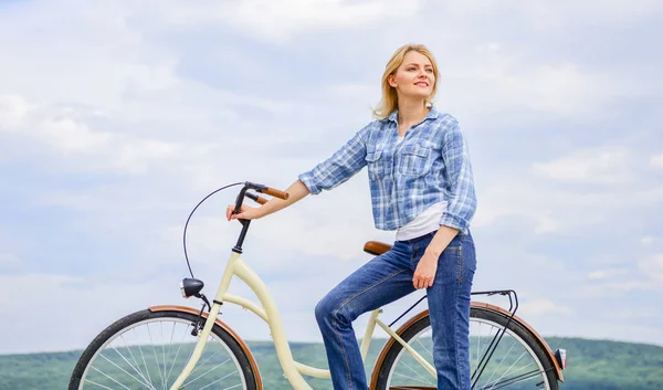 Aktív szabadidő- és egészséges tevékenység. Lány ride cruiser modell kerékpár. Legegészségesebb legtöbb környezetbarát és leginkább megfelelő formája önálló közlekedési. Nő lovagolni kerékpár ég háttere — Stock Fotó