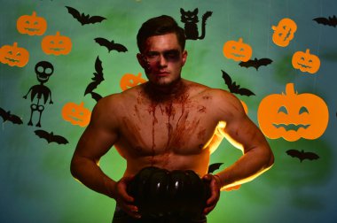 Canavar yüz ve göğüs üzerinde kan olan siyah kabak tutar.