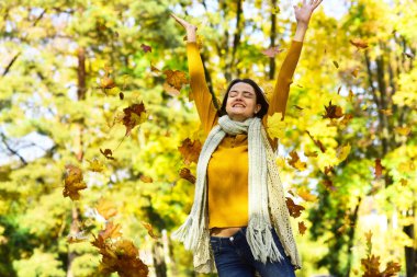 Heyecanlı sonbahar ağaçlar arka yüzünde kadınla