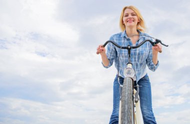 Kız kısa döngüsü Tur seyahat ve yol boyunca dur off ile keyfini çıkarın. Kadın Bisiklete binmeyi seviyor. Boş zaman Bisiklete binme vardır keşfetmek ve yeni yerleri ziyaret bisikletle görmek. Kız Bisiklet gidon tutar
