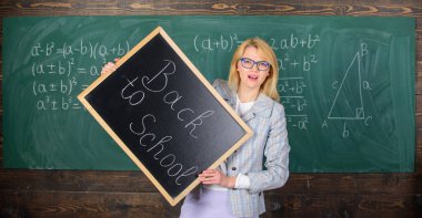 Kadın öğretmen blackboard yazıt okula geri tutar. Geri okul öğretmenler işe alım için. Öğretmenler yeni öğretim yılı için işe. Görünümlü taahhüt öğretmen tamamlayıcı nitelikli işgücü eğitimciler