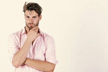 Maço fikir sahip olmak onun çene losyonları. Moda ve güven kavramı. Kıl pembe gömlekli adam