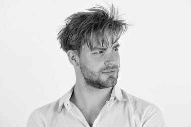 Erkeklik ve stil kavramı. Maço bir kenara güven ile görünüyor. Kıl adam