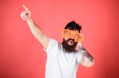 Sakallı adam hipster dj dev louvered güneş gözlüğü takıyor. Güneş gözlüğü aksesuar inanılmaz güven duygusu verir. Hipster dj giyer çekim gölgeler güneş gözlüğü. Süperstar olarak o gözlük gibi hissediyorum