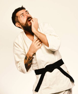 Oryantal spor kavram. Taekwondo usta siyah kemer ile çivi korku içinde ısırır.