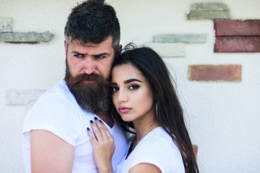 Aşık çift her diğer romantik tarih tadını çıkarın. Sakallı adam ve kız hugs ya da cuddling. Senin kucak hissetmek çok güzel. İhale sarılmak. Çift aşk romantik tarih sarılma içinde açık havada duvar arka plan ışık