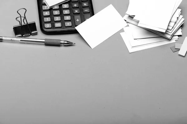 Lesezeichen, Notizbücher und weiße Karten mit Stift auf rosa Hintergrund. Bürobedarf und Finanzierungskonzept. Visitenkarten mit Leerstand — Stockfoto