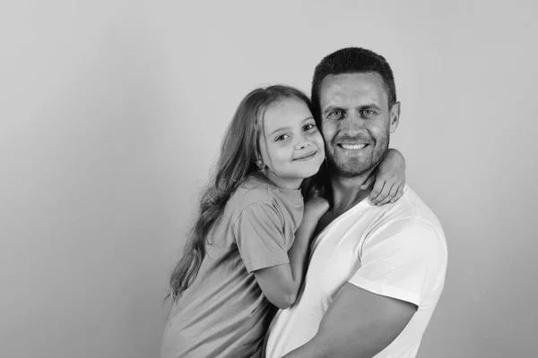 Kızı ve babası birbirlerine sarılmak. Kız ve erkek ile mutlu yüzler üzerinde izole mavi arka plan — Stok fotoğraf