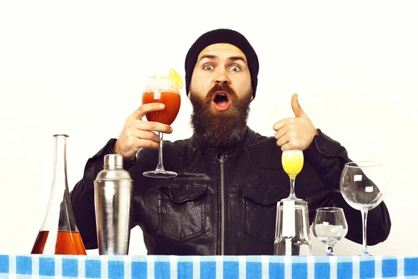 Verse cocktail en bril met alcoholische schot op blauwe geruite plaid geïsoleerd op een witte achtergrond. Brutale Kaukasische hipster houden van alcoholische drank of verse cocktail — Stockfoto