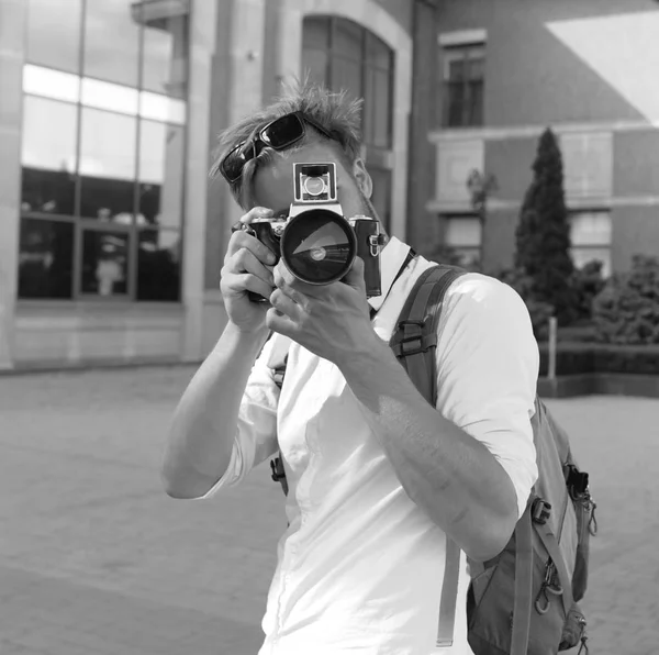 Tourist takes picture of cityscape. Young traveller or photographer goes sightseeing — Stock Photo, Image